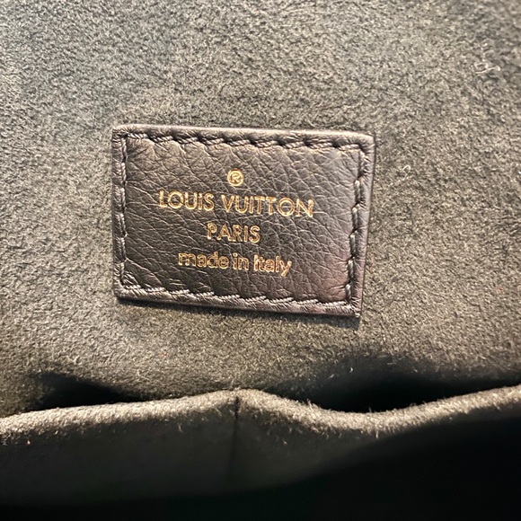 🔥RARE! Louis Vuitton Triangle Softy in Lambskin🔥 - Picture 15 of 16